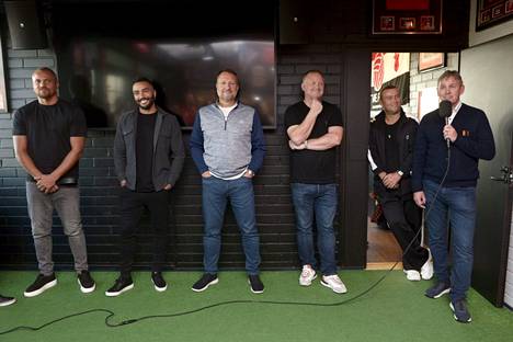 Manchester Unitedin ex-pelaajat median tentissä. Vasemmalta Wes Brown, Danny Simpson, Lee Martin, David May, Ben Thornley ja valmentaja Bryan Robson.