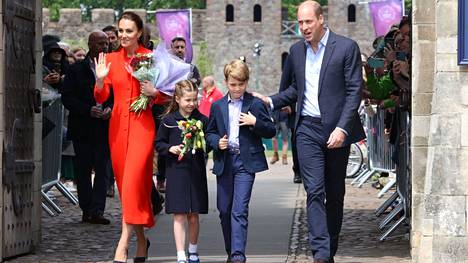 Herttuapari edusti kahden lapsensa kanssa Walesissa ennen illan konserttia. 