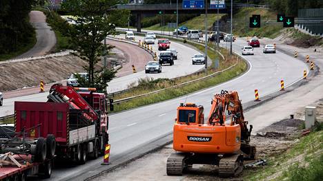 Aluepäällikkö kertoo, mitä siitä seuraa, kun jätät noudattamatta tietyömaan  merkkejä ja opasteita – eniten vahinkoja kello 13-19 - Autot - Ilta-Sanomat