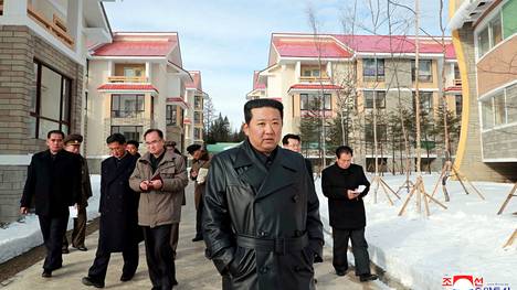 Marraskuussa julkaistussa valokuvassa Kim Jong-un on vierailemassa Samjiyonin kaupungissa.