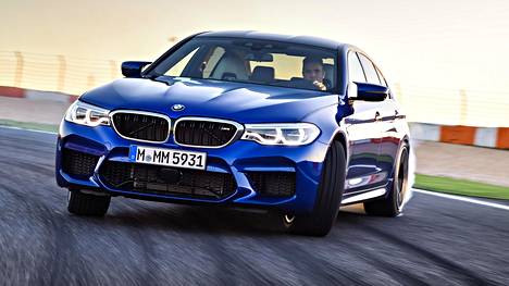 Menee kuin juna – tai luistaa juuri sopivasti. BMW M5:n älykäs ajonhallinta sopeutuu upeasti mitä erilaisempiin ajotilanteisiin – ja myös hyvinkin erilaisten kuskien ajotaitoihin.