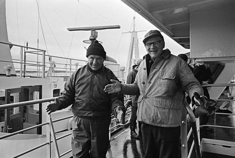 Urho Kekkonen ja Aleksei Kosygin vertailivat kalansaaliitaan jääänmurtaja Tarmon kannella Hangon vesillä 10. lokakuuta 1968.