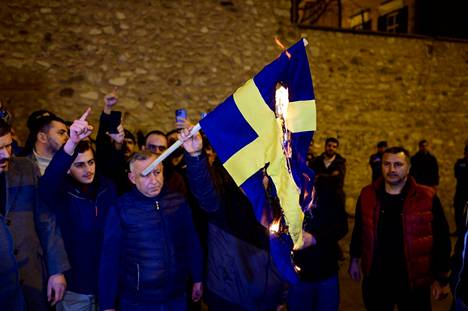 Turkissa poltettiin Ruotsin lippu vastineeksi Koraanin polttamisesta.