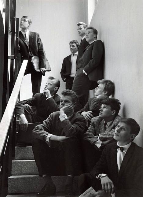 Loiri (istuu ylimpänä vasemmalla) jonottamassa Teatterikorkean pääsykokeisiin 1962. 