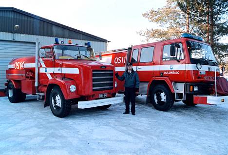 Sisut ovat olleet tuttuja näkyjä myös paloautokalustossa. Kuvan autot vuodelta 1965 ja 1983.