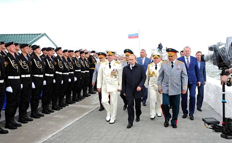 Vladimir Putin tarkastamassa 336. Kaartin merijalkaväkiprikaatin sotilaita vuonna 2015.