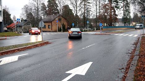 Osumille altis liikenteenjakaja ja sen merkki ovat Kalevankadulla risteyksessä, mistä käännytään lievästi etuvasemmalle Seittemänmiehenkadulle. Osumat tapahtuvat todennäköisesti silloin, kun käännytään punaisen auton tulosuunnasta vasemmalle.