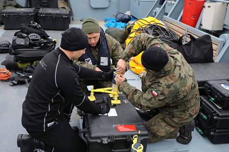 Puolan laivaston sukeltajat valmistelivat maanantaina laitetta, jolla pommi oli tarkoitus purkaa.