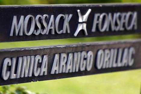 Mossack Fonseca -lakifirman kyltti Panama Cityssa sijaitsevan liikerakennuksen seinässä.