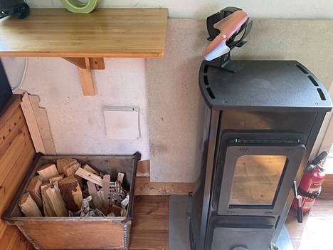 Minitalossa on kamina, jossa Aho polttaa puuta. Kodissa on myös erillinen sähköpatteri.