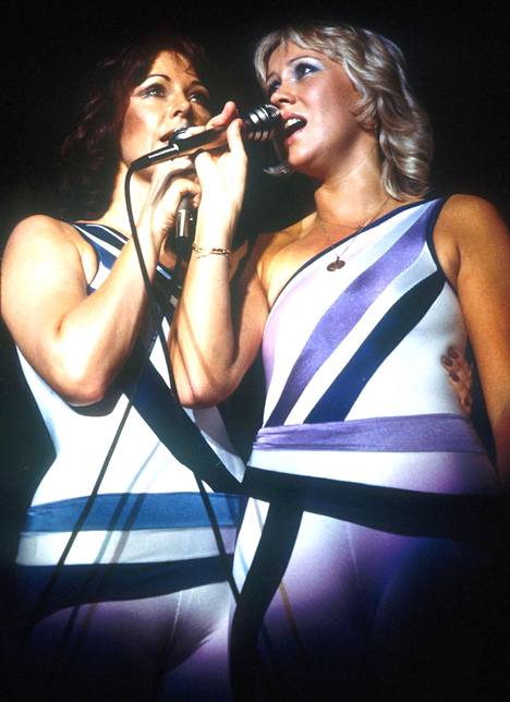 Abba esiintymässä Amsterdamissa helmikuussa 1977 . Kuvassa Anni Frid Lyngstad ja Agnetha Fältskog.