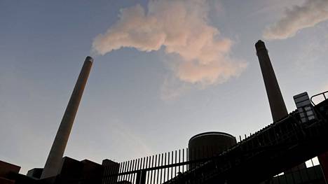 Helenin päästöjä tupruttava Salmisaaren voimalaitos on määrä sulkea vuonna 2024. Salmisaari nielee pellettejä ja kivihiiltä. 
