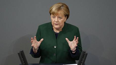 Saksan liittokansleri Angela Merkelin mukaan valesivustot ruokkivat ääriliikkeitä.