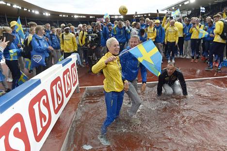 Ruotsin joukkueenjohtaja Kajsa Bergqvist kylpi vesiesteessä maaottelunvoiton jälkeen.