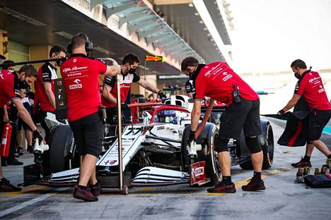 Valtteri Bottas testasi Alfa Romeon autoa ensi kertaa Abu Dhabissa GP:n jälkeen tiistaina 14. joulukuuta.