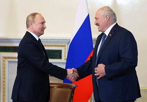 Aljaksandr Lukashenkalla ei ole mahdollisuutta kieltäytyä, jos Putin päättää pistäytyä kyläilemässä.