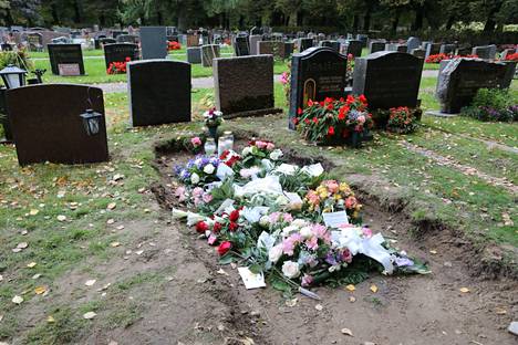 Anja Aavikon hautapaikalle tuotiin kukkia ja muistokirjeitä.
