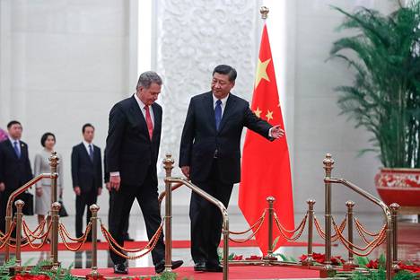 Kiinan presidentti Xi Jinping johdatti presidentti Sauli Niinistön tervetuliaisseremoniaan.