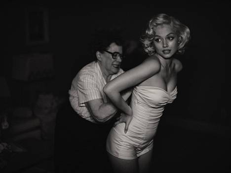 Ana de Armas näyttelee Marilyn Monroeta elokuvassa Blonde.