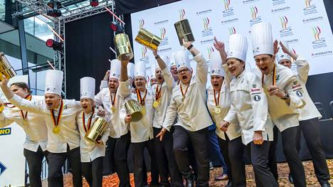 Suomen kokkimaajoukkue tuuletti keskiviikkona historiallista kultamitalia Stuttgartissa Saksassa.