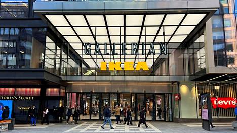 Korkeat korot ja vauhdikas inflaatio painavat Ruotsin taloutta. Kuvassa Gallerian-kauppakeskus Tukholman keskustassa.