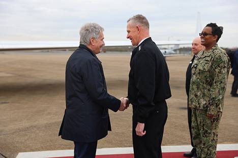Niinistö tapasi myös Naton yhteisoperaatioesikunta Norfolkin komentaja vara-amiraali Danien Dwyerin.