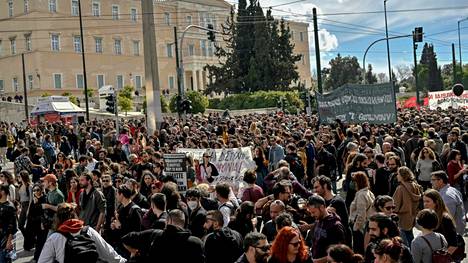 Mielenosoittajat kerääntyivät parlamenttitalon eteen Ateenassa 5. maaliskuuta.