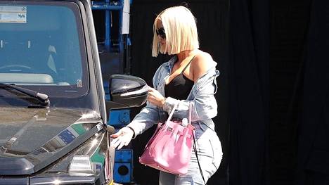 Khloe Kardashianin käsilaukku näyttää sopivan kevyeltä.