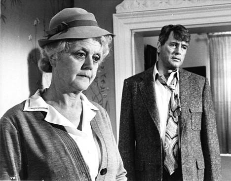Angela Lansbury on ratkaissut rikoksia myös valkokankaalla. Tuijottavassa katseessa (1980) hän näytteli Agatha Christien kuuluisaa etsivähahmoa neiti Marplea.
