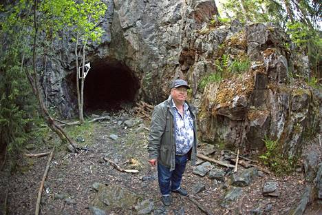 Oppaana toimiva Risto, 54, tuntee Kivikon maaston hyvin. Kun Risto kävi luolassa edellisen kerran reilu kuukausi sitten, luola oli hänen mukaansa vielä siisti. –Tämä on ollut esikoululaisten kiva retkikohde, luolasta nyt löytyneestä sotkusta järkyttynyt Risto kertoo.