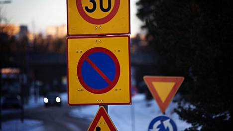 Pysäköintisääntö hämmentää autoilijoita – Länsiväylä: Espooseen tuhat uutta  liikennemerkkiä - Autot - Ilta-Sanomat
