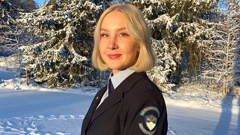 Hätäkeskuspäivystäjän työssä Sanna Lehtosen on yllättänyt se, kuinka paljon työhön kuuluu kansalaisten neuvomista, opastamista ja muuta ei niin kiireistä asiaa.