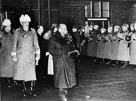 Pohjanmaan juna odotti, Porilaisten marssi kaikui ja tehtävistään luopunut presidentti Kyösti Kallio aloitti kunniakomppaniansa viimeisen tarkastuksen. Taustalla seurasivat yleisesikunnan päällikkö, kenraalimajuri A.E. Heinrichs, puolustusvoimain ylipäällikkö C.G.E. Mannerheim, juuri valittu presidentti Risto Ryti ja adjutantti eversti Aladar Paasonen.