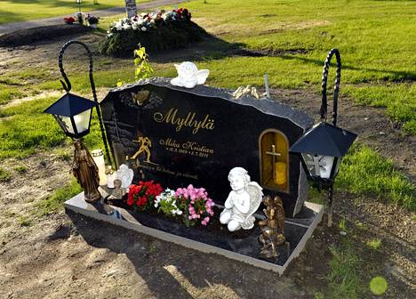 Vuonna 2011 kuolleen Mika Myllylän hauta sijaitsee Haapajärvellä.