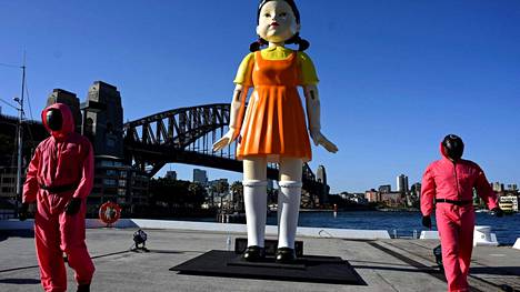 Squid Game-sarjasta tuttu Younghee-nukke kuvattuna Australian Sydneyssä.