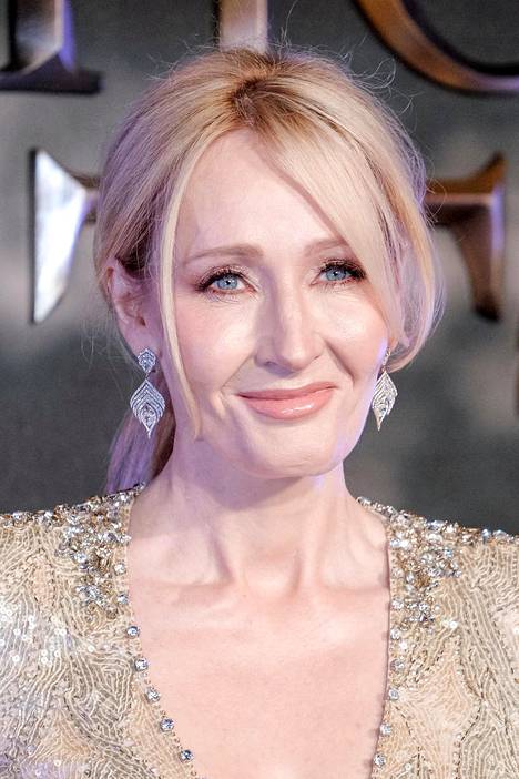Rowlingia syytetään Twitterissä transfobiseksi, kun hän riensi puolustamaan potkut saanutta tutkijaa.