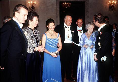 Rouva Tellervo Koivisto on kertonut pitävänsä Ruotsin kuningatar Silviasta. Tässä Koivistot ovat yhdessä kuningataren, prinsessa Lilianin kanssa keskustelevan kuningas Kaarle Kustaan ja prinssi Bertilin seurassa vuonna 1986.