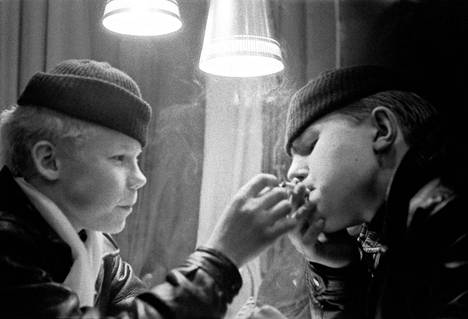 Kaksi poikaa tupakalla ravintolassa vuonna 1958.
