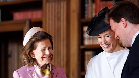 Kuningatar Silvia ja Suzanne Innes-Stubb tutustuivat Kuninkaanlinnan Bernadotte-kirjastoon.