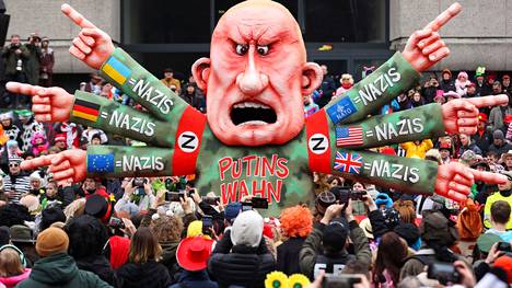 Vladimir Putin perusteli hyökkäystä Ukrainaan maan ”denatsifikaatiolla”. Putinille naureskeleva karnevaalikoriste kuvattuna Saksan Düsseldorfissa helmikuussa.