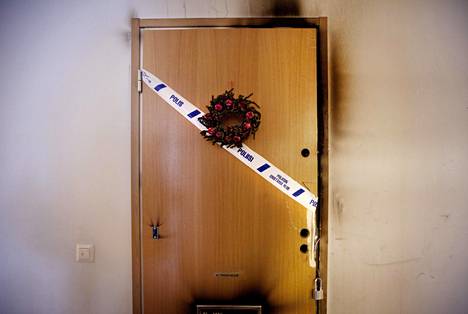 Mies surmasi perheensä Helsingin Laajasalossa ja yritti sytyttää asunnon palamaan 2012.