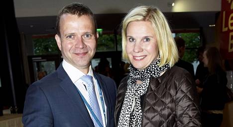 Sisäministeri Petteri Orpo vaimonsa Niina Kanniainen-Orpon kanssa kokoomuksen puoluekokouksessa Lappeenrannassa perjantaina.