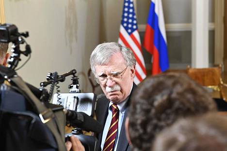 Donald Trumpin entinen turvallisuusneuvonantaja John Bolton kuvattuna Helsingin huippukokouksessa.