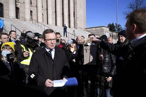 Turpeesta tehty uurna luovutettiin elinkeinoministeri Mika Lintilälle Turvealan toimijoiden mielenosoituksessa Eduskuntatalon edessä Helsingissä vappuaaton aamuna 30. huhtikuuta 2021.