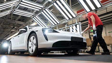 Porschen työntekijä viimeistelee Taycan-mallia toimituskuntoon Stuttgartissa