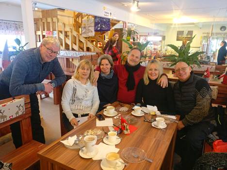 Wolfgang ja Bettina Schlusler, Brigitte ja Günther Mendel sekä Sarah ja David Conway ajelivat bussilla Jerisjärveltä Muonioon nauttimaan Swiss Cafén kakuista.