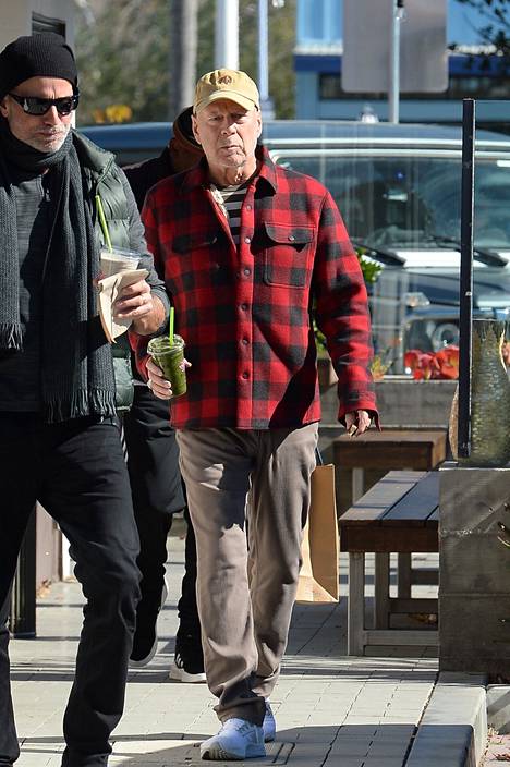 Hollywood-tähti Bruce Willis, 67, kuvattiin tammikuussa Los Angelesissa, kun hän oli seurueensa kanssa välipalaostoksilla.