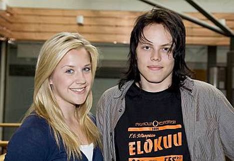 Ensimmäiset elokuvaroolinsa tehneet Sara Tammela ja Antti Väre näyttelevät elokuvassa teinirakastavaisia. Alalle suuntautuvista nuorista Sara menee peruskoulun yhdeksännelle luokalle ja Antti käy lukiota.