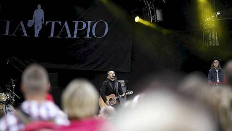 Juha Tapio yllätti: lauloi koko kappaleen yleisön seassa - Musiikki -  Ilta-Sanomat