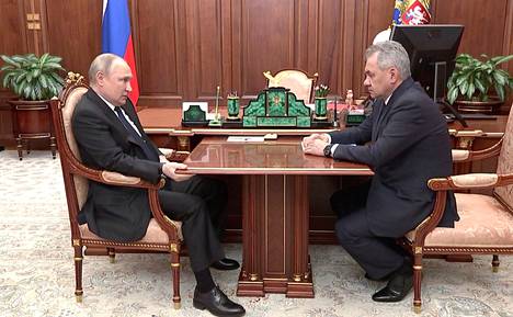 Putin puristi pöydänkulmaa tapaamisessaan puolustusministeri Sergei Shoigun kanssa. 